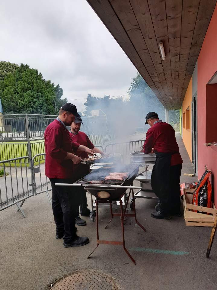 Barbecue à St Jo pour les élèves