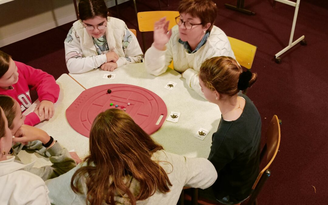 Activité “jeux d’antan et d’ailleurs” pour l’atelier M comme Mayenne