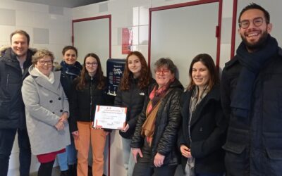 Installation d’un distributeur de protections hygiéniques dans les sanitaires des filles