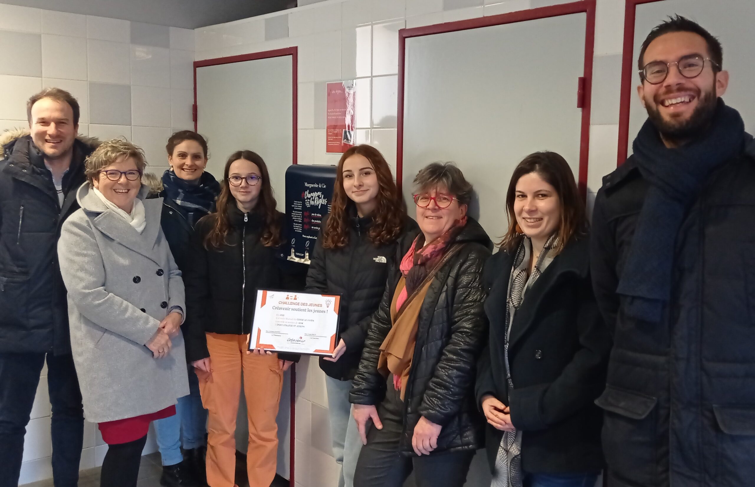 Installation d&rsquo;un distributeur de protections hygiéniques dans les sanitaires des filles