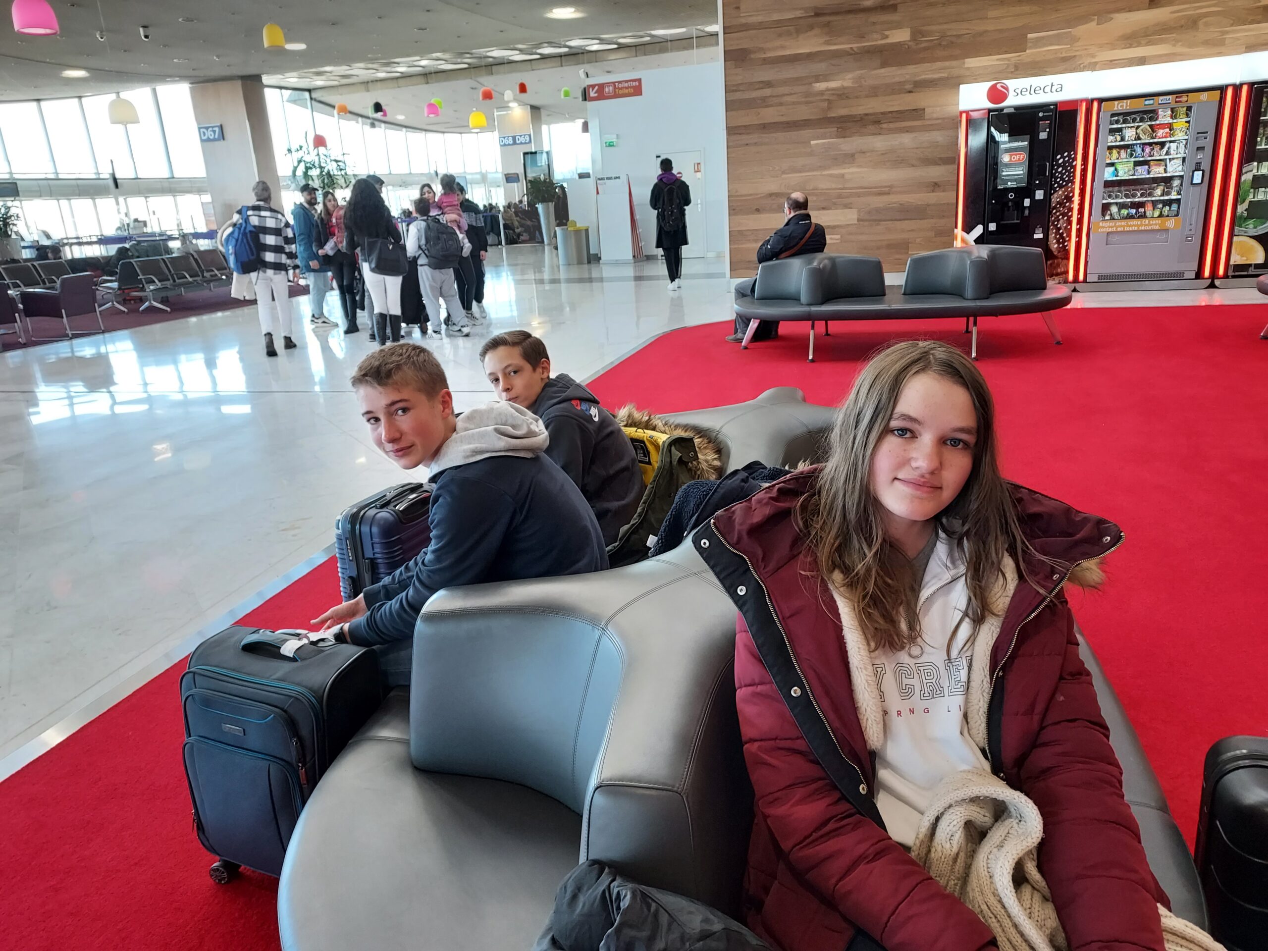Après le contrôle des papiers, des valises.  Tout est OK, plus qu&rsquo;à attendre l&rsquo;avion…