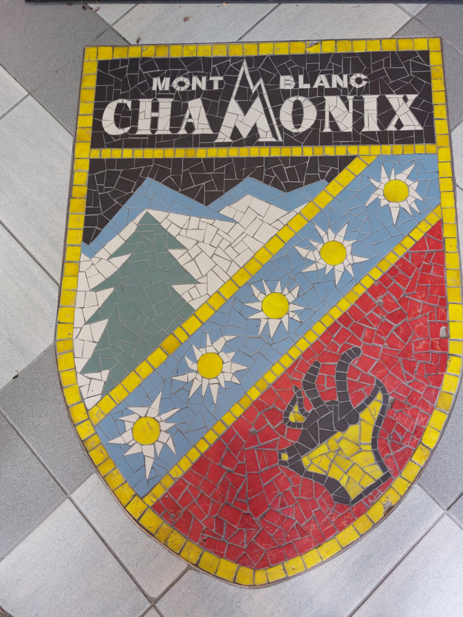 Chamonix; entre Mont Blanc et Aiguilles Rouges, une journée haute en couleurs.